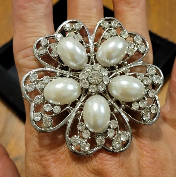 Elegant Silver Flower Ring, size 4.5 with stretch band, Rhinstone & Pearl - Picture 3 of 3